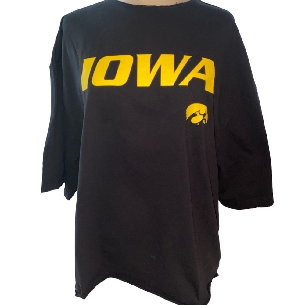 Rawlings T-shirt Iowa Hawkeyes distressed hem/neckline elbow length size X-Large